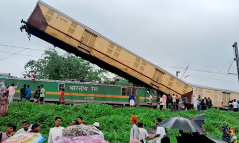 West Bengal train accident: रेलवे अधिकारी का कहना है कि लोको पायलट ने सिग्नल की अनदेखी की.
