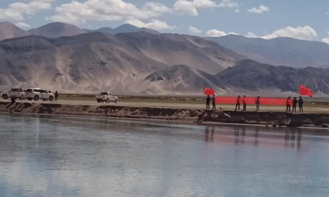 चीनी सीमा के पास नदी पार करते समय five soldiers riding on a tank के बहने की घटना गंभीर है